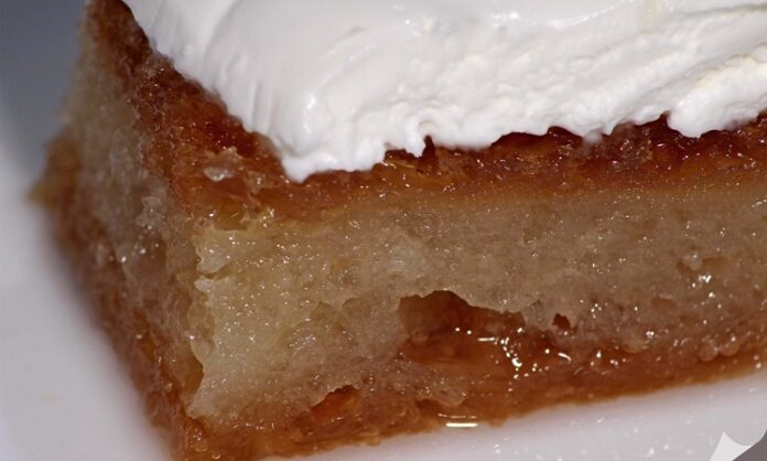 Türkiye’nin tatlı kültüründe özel bir yere sahip olan Afyon kaymaklı ekmek kadayıfı, geleneksel üretim yöntemleri ve yöreye özgü kaymağıyla hem yerli hem de yabancı gurmelerin ilgisini üzerine çekmeye devam ediyor. Afyonkarahisar’ın köklü gastronomi mirası içinde parlayan bu tatlı, özellikle bayram sofralarının, özel davetlerin ve restoran menülerinin vazgeçilmez lezzetleri arasında gösteriliyor. Yoğun şerbeti, tam ayarında pişmiş dokusu ve üzerine eklenen meşhur Afyon kaymağıyla birleştiğinde ortaya çıkan bu eşsiz uyum, tatlı severlerin hafızasında unutulmaz bir iz bırakıyor. Konulu bir haber görseli.