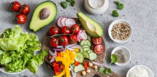 Akdeniz Diyeti Sağlıklı Yaşamın Anahtarı Olarak Yeniden Gündemde Akdeniz Diyeti, yalnızca bir beslenme modeli değil, aynı zamanda yüzyıllardır süregelen bir yaşam biçimi olarak günümüzde yeniden ilgi odağı haline gelmiş durumda. Bilimsel araştırmalarla desteklenen bu beslenme yaklaşımı, özellikle kalp sağlığı, uzun yaşam ve dengeli kilo kontrolü ile ilişkilendiriliyor. Akdeniz’e kıyısı olan ülkelerin geleneksel mutfak kültüründen doğan bu diyet, doğal ve işlenmemiş gıdaları merkezine almasıyla modern beslenme alışkanlıklarına güçlü bir alternatif sunuyor. Konulu bir haber görseli.