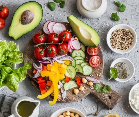 Akdeniz Diyeti, yalnızca bir beslenme modeli değil, aynı zamanda yüzyıllardır süregelen bir yaşam biçimi olarak günümüzde yeniden ilgi odağı haline gelmiş durumda. Bilimsel araştırmalarla desteklenen bu beslenme yaklaşımı, özellikle kalp sağlığı, uzun yaşam ve dengeli kilo kontrolü ile ilişkilendiriliyor. Akdeniz’e kıyısı olan ülkelerin geleneksel mutfak kültüründen doğan bu diyet, doğal ve işlenmemiş gıdaları merkezine almasıyla modern beslenme alışkanlıklarına güçlü bir alternatif sunuyor. Konulu bir haber görseli.