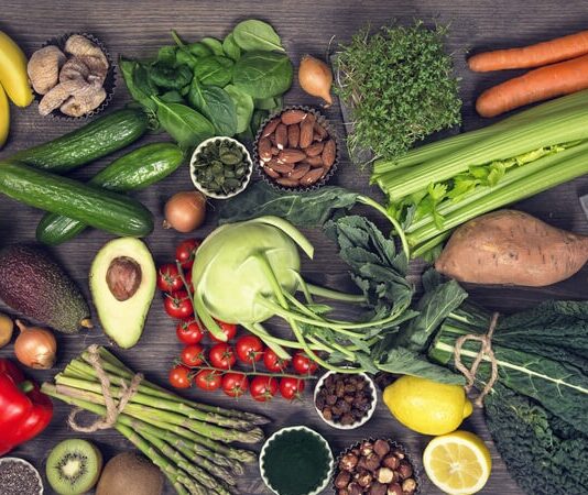 Alkalin Diyeti, son yıllarda sağlıklı yaşam ve doğal beslenme trendleriyle birlikte sıkça gündeme gelen beslenme yaklaşımlarından biri olarak öne çıkıyor. Vücudun asit-baz dengesini korumayı hedefleyen bu diyet modeli, yalnızca kilo kontrolüyle değil, genel sağlık algısıyla ilişkilendiriliyor. Özellikle işlenmiş gıdaların yoğun tüketildiği modern beslenme düzenine bir alternatif sunması, Alkalin Diyetine olan ilgiyi artırıyor. Konulu bir haber görseli.