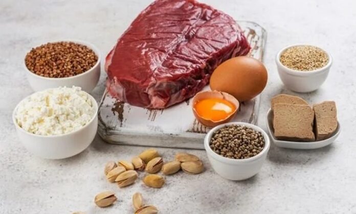 Amino asit takviyeli diyet, son yıllarda sporla ilgilenen bireylerden yoğun tempoda çalışanlara kadar geniş bir kesimin ilgisini çeken beslenme yaklaşımlarından biri haline geldi. Proteinlerin yapı taşları olan amino asitler, vücudun temel işlevleri açısından kritik bir rol üstlenir. Amino asit takviyeli diyet, günlük beslenmede alınan amino asit miktarını destekleyerek kas onarımı, enerji üretimi ve genel metabolik dengeyi korumayı hedefler. Konulu bir haber görseli.