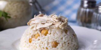 Türk kültüründe yemek, yalnızca beslenme ihtiyacını karşılayan bir unsur değil; aynı zamanda birlik, paylaşma ve bereketin ifadesidir. Bu anlayışın en güçlü örneklerinden biri olan Pilav Günü, Anadolu’nun birçok bölgesinde yüzyıllardır yaşatılan köklü bir gelenek olarak öne çıkar. Büyük kazanlarda pişirilen pilavın topluca dağıtılmasıyla şekillenen bu gün, toplumun farklı kesimlerini aynı sofrada buluşturur. Özellikle köylerde, mahallelerde ve vakıf etkinliklerinde düzenlenen pilav günü, sosyal bağları güçlendiren önemli bir kültürel pratik olarak kabul edilir. Konulu bir haber görseli.