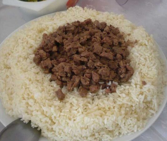 Anadolu’da düğün denildiğinde akla gelen ilk ritüellerden biri hiç şüphesiz düğün pilavıdır. Yalnızca bir yemek olarak değil, toplumsal birlikteliğin ve bereketin simgesi olarak görülen bu gelenek, yüzyıllardır varlığını sürdürmektedir. Düğün pilavı, evlenen çiftin mutluluğunu paylaşmanın, kalabalık sofralarda aynı lokmayı bölüşmenin en somut hâlidir. Bu nedenle düğün pilavı, Türk kültüründe sıradan bir pilavdan çok daha derin bir anlama sahiptir. Konulu bir haber görseli.