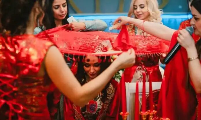 Anadolu mutfağının az bilinen ama derin anlamlar taşıyan lezzetlerinden biri olan kına tatlısı, yalnızca damaklara hitap eden bir tatlı değil; aynı zamanda ritüellerle, inançlarla ve toplumsal hafızayla iç içe geçmiş özel bir kültürel unsurdur. Özellikle İç Anadolu ve Güneydoğu Anadolu bölgelerinde bilinen bu tatlı, adını rengi ve sembolik anlamı nedeniyle kınadan alır. Düğünler, asker uğurlamaları ve bazı yöresel törenlerde yapılan kına tatlısı, sevinç ile hüzün arasında kurulan ince duygusal dengeyi temsil eder. Konulu bir haber görseli.