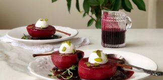 Türk mutfağının meyve temelli tatlıları arasında özel bir yere sahip olan armut tatlısı, son dönemde hafif ve doğal lezzet arayışının artmasıyla birlikte yeniden gündeme geliyor. Şerbetli tatlılara kıyasla daha dengeli bir tat sunan bu geleneksel tarif, özellikle mevsiminde kullanılan armutlarla hazırlandığında ferah bir tatlı alternatifi olarak öne çıkıyor. Doğal aroması, yumuşak dokusu ve sade sunumuyla armut tatlısı, hem ev sofralarında hem de yerel mutfaklarda kendine yeniden yer buluyor. Konulu bir haber görseli.