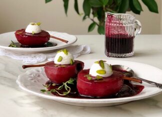 Türk mutfağının meyve temelli tatlıları arasında özel bir yere sahip olan armut tatlısı, son dönemde hafif ve doğal lezzet arayışının artmasıyla birlikte yeniden gündeme geliyor. Şerbetli tatlılara kıyasla daha dengeli bir tat sunan bu geleneksel tarif, özellikle mevsiminde kullanılan armutlarla hazırlandığında ferah bir tatlı alternatifi olarak öne çıkıyor. Doğal aroması, yumuşak dokusu ve sade sunumuyla armut tatlısı, hem ev sofralarında hem de yerel mutfaklarda kendine yeniden yer buluyor. Konulu bir haber görseli.