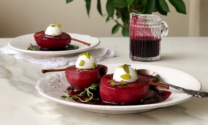 Türk mutfağının meyve temelli tatlıları arasında özel bir yere sahip olan armut tatlısı, son dönemde hafif ve doğal lezzet arayışının artmasıyla birlikte yeniden gündeme geliyor. Şerbetli tatlılara kıyasla daha dengeli bir tat sunan bu geleneksel tarif, özellikle mevsiminde kullanılan armutlarla hazırlandığında ferah bir tatlı alternatifi olarak öne çıkıyor. Doğal aroması, yumuşak dokusu ve sade sunumuyla armut tatlısı, hem ev sofralarında hem de yerel mutfaklarda kendine yeniden yer buluyor. Konulu bir haber görseli.