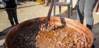 Ateşin Etrafında Birleşen Lezzet Kazanda Pişirme Kültürü Anadolu mutfağının köklü pişirme yöntemlerinden biri olan Kazanda Pişirme, sadece bir yemek tekniği değil, aynı zamanda toplumsal hafızanın ve paylaşım kültürünün önemli bir parçasıdır. Büyük hacimli yemeklerin ağır ağır pişirildiği bu yöntem, özellikle kalabalık sofralar, özel günler ve toplu organizasyonlarla özdeşleşmiştir. Kazan, yemeğin bereketini ve birlik duygusunu temsil ederken, pişirme süreci de sabrın ve emeğin simgesi olarak görülür. Konulu bir haber görseli.