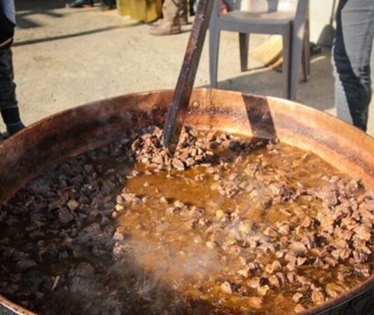 Anadolu mutfağının köklü pişirme yöntemlerinden biri olan Kazanda Pişirme, sadece bir yemek tekniği değil, aynı zamanda toplumsal hafızanın ve paylaşım kültürünün önemli bir parçasıdır. Büyük hacimli yemeklerin ağır ağır pişirildiği bu yöntem, özellikle kalabalık sofralar, özel günler ve toplu organizasyonlarla özdeşleşmiştir. Kazan, yemeğin bereketini ve birlik duygusunu temsil ederken, pişirme süreci de sabrın ve emeğin simgesi olarak görülür. Konulu bir haber görseli.