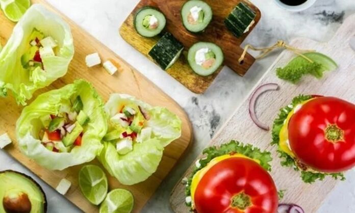 Atkins Diyeti, uzun yıllardır beslenme dünyasında tartışılan ve özellikle düşük karbonhidrat temelli yapısıyla bilinen bir beslenme modeli olarak yeniden gündeme geliyor. Kilo kontrolü, metabolik denge ve enerji yönetimi gibi konuların ön plana çıkmasıyla birlikte bu diyet modeli, klasik kalori kısıtlı diyetlerden farklı bir alternatif sunuyor. Atkins Diyeti, ne yendiğinden çok vücudun hangi yakıtı kullandığına odaklanan yaklaşımıyla dikkat çekiyor. Konulu bir haber görseli.