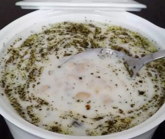 Ayran aşı, geleneksel Türk mutfağının en sevilen ve serinleten tariflerinden biri olarak öne çıkıyor. Özellikle yaz aylarında sofraları süsleyen bu yoğurt bazlı çorba, hem hafif hem besleyici bir seçenek olarak dikkat çekiyor. Ayran aşı, ferahlatıcı özelliği sayesinde sıcak havalarda hem öğle yemeklerinde hem de akşam sofralarında tercih ediliyor. Taze yeşillikler ve baharatlarla hazırlanan bu tarif, hem sağlıklı hem de doyurucu bir lezzet sunuyor. Konulu bir haber görseli.