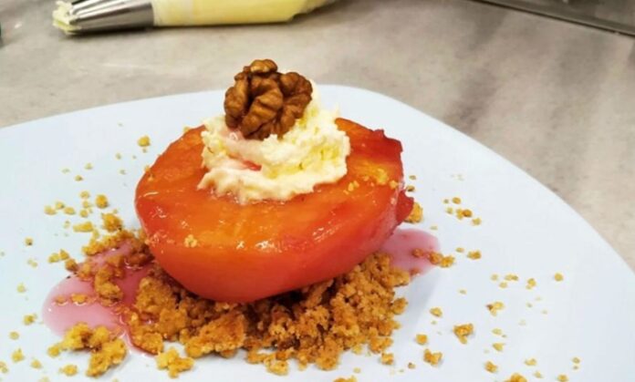 Kış aylarının en sevilen meyvelerinden biri olan ayva, yalnızca vitamin ve mineral açısından zengin içeriğiyle değil aynı zamanda Türk mutfağındaki özel yeriyle dikkat çekiyor. Özellikle soğuk havalarda sofraların tatlı ihtiyacını karşılayan ayva tatlısı, hem hafif yapısıyla hem de besleyiciliğiyle öne çıkıyor. Son yıllarda yeniden popüler hale gelen tatlı, restoranlarda ve evlerde sıkça hazırlanıyor. Konulu bir haber görseli.