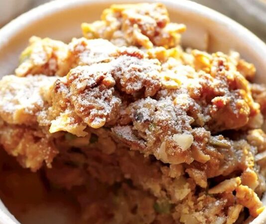 Son yıllarda ev mutfağından kafe menülerine kadar geniş bir alanda kendine yer bulan ayvalı crumble, klasik tatlı anlayışını modern dokunuşlarla birleştiren özel tarifler arasında gösteriliyor. Ayvanın kendine özgü aroması ile crumble hamurunun gevrek yapısı bir araya geldiğinde ortaya hem dengeli hem de karakterli bir tatlı çıkıyor. Özellikle sonbahar ve kış aylarında tercih edilen bu tatlı, mevsimsel lezzet arayanların dikkatini çekiyor. Konulu bir haber görseli.