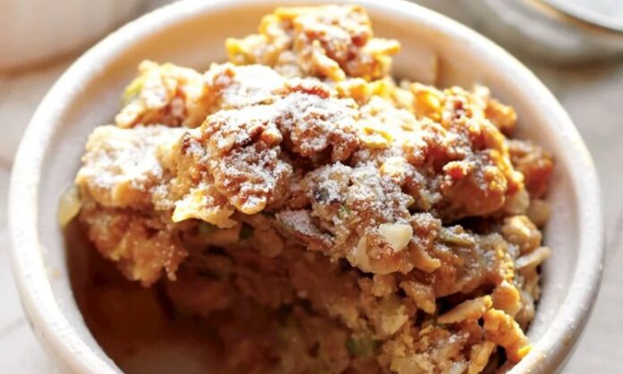 Son yıllarda ev mutfağından kafe menülerine kadar geniş bir alanda kendine yer bulan ayvalı crumble, klasik tatlı anlayışını modern dokunuşlarla birleştiren özel tarifler arasında gösteriliyor. Ayvanın kendine özgü aroması ile crumble hamurunun gevrek yapısı bir araya geldiğinde ortaya hem dengeli hem de karakterli bir tatlı çıkıyor. Özellikle sonbahar ve kış aylarında tercih edilen bu tatlı, mevsimsel lezzet arayanların dikkatini çekiyor. Konulu bir haber görseli.