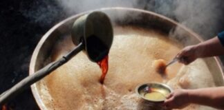 Anadolu’nun köklü mutfak kültürü içinde önemli bir yere sahip olan pekmez kaynatma, yalnızca bir yiyecek hazırlama süreci değil, aynı zamanda mevsimsel üretimin ve ortak emeğin simgesidir. Üzüm bağlarının olgunlaştığı sonbahar aylarında başlayan bu gelenek, doğanın sunduğu nimetin kışa hazırlanmasını ifade eder. Pekmez kaynatma, sabır, deneyim ve paylaşım gerektiren yönüyle yüzyıllardır yaşatılan bir alışkanlıktır. Konulu bir haber görseli.