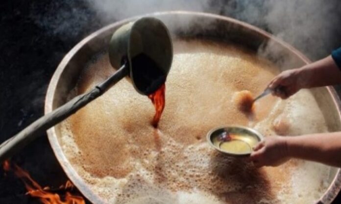 Anadolu’nun köklü mutfak kültürü içinde önemli bir yere sahip olan pekmez kaynatma, yalnızca bir yiyecek hazırlama süreci değil, aynı zamanda mevsimsel üretimin ve ortak emeğin simgesidir. Üzüm bağlarının olgunlaştığı sonbahar aylarında başlayan bu gelenek, doğanın sunduğu nimetin kışa hazırlanmasını ifade eder. Pekmez kaynatma, sabır, deneyim ve paylaşım gerektiren yönüyle yüzyıllardır yaşatılan bir alışkanlıktır. Konulu bir haber görseli.