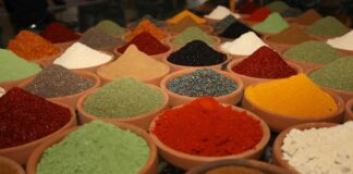 Baharatlar, tarih boyunca hem yemek kültürü hem de ticaret açısından büyük önem taşımıştır. Farklı coğrafyalarda yetişen baharatlar, sofralara sadece tat ve aroma katmakla kalmaz, aynı zamanda kültürel bir mirasın aktarılmasını sağlar. Özellikle Anadolu ve Orta Doğu mutfaklarında, baharatların kullanımı yüzyıllardır süregelen bir gelenek olarak kabul edilir. Konulu bir haber görseli.