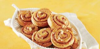 Türkiye’nin pek çok bölgesinde uzun yıllardır hazırlanan Ballı Çörek, son dönemlerde hem ev yapımı tariflerin popülerleşmesi hem de doğal tatlı arayışının artmasıyla yeniden gündeme geldi. Özellikle balın doğal içeriği ve çöreğin yumuşak dokusuyla birleşmesi, bu tatlıyı hem sağlıklı seçenekler arasında gösteriyor hem de geleneksel tatlara duyulan özlemi canlandırıyor. Farklı yaş gruplarından geniş bir kesimin ilgi göstermesi, Ballı Çörek’in yeniden yükselişe geçmesine katkı sağlıyor. Konulu bir haber görseli.