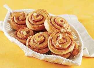 Türkiye’nin pek çok bölgesinde uzun yıllardır hazırlanan Ballı Çörek, son dönemlerde hem ev yapımı tariflerin popülerleşmesi hem de doğal tatlı arayışının artmasıyla yeniden gündeme geldi. Özellikle balın doğal içeriği ve çöreğin yumuşak dokusuyla birleşmesi, bu tatlıyı hem sağlıklı seçenekler arasında gösteriyor hem de geleneksel tatlara duyulan özlemi canlandırıyor. Farklı yaş gruplarından geniş bir kesimin ilgi göstermesi, Ballı Çörek’in yeniden yükselişe geçmesine katkı sağlıyor. Konulu bir haber görseli.