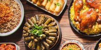 Bayram yemeği, Türk toplumunda yalnızca bir beslenme ritüeli değil; aile, akrabalık ve paylaşma duygularının en yoğun biçimde yaşandığı kültürel bir buluşma alanıdır. Dini bayramların vazgeçilmez unsurlarından biri olan bu sofralar, uzun hazırlık süreçleri ve kuşaklar arası aktarılan geleneklerle şekillenir. Bayram yemeği, gündelik yemek düzeninden farklı olarak anlam yüklü bir birlikteliği temsil eder ve toplumsal hafızada güçlü bir yer tutar. Konulu bir haber görseli.