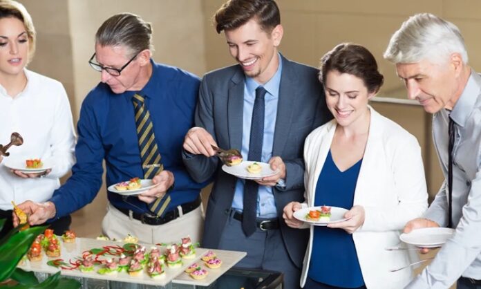 Toplumların ortak yaşam pratiklerinde yemek, yalnızca beslenme ihtiyacını karşılayan bir eylem değil, aynı zamanda güçlü bir sosyal bağ kurma aracıdır. Bu bağlamda Toplu Yemek, bireyleri aynı sofra etrafında buluşturarak dayanışma, paylaşım ve aidiyet duygularını pekiştiren önemli bir kültürel pratiktir. Farklı zamanlarda ve farklı nedenlerle kurulan bu sofralar, toplumun ortak hafızasında derin izler bırakır. Konulu bir haber görseli.