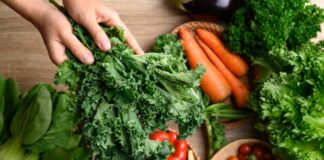 Blue Zone beslenmesi, dünyada insanların ortalamanın çok üzerinde yaşadığı bölgelerde gözlemlenen uzun yaşam alışkanlıklarından ilham alan bir beslenme yaklaşımı olarak öne çıkmaktadır. “Mavi Bölgeler” olarak adlandırılan bu coğrafyalarda yaşayan toplulukların beslenme düzenleri incelendiğinde, yalnızca ne yedikleri değil, yeme biçimleri ve yaşam tarzları da dikkat çekmektedir. Blue Zone beslenmesi, modern diyet anlayışından farklı olarak katı kurallardan ziyade sürdürülebilir alışkanlıklar üzerine kuruludur. Konulu bir haber görseli.