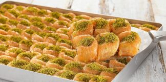 Türk mutfağının en estetik şerbetli tatlılarından biri olarak kabul edilen bülbül yuvası, adını görüntüsünün kuş yuvasını andırmasından alıyor. Tel tel açılan kadayıfın yuvarlak formda bir araya getirilmesiyle hazırlanan bu özel tatlı, hem görünümüyle hem de lezzetiyle sofraların en dikkat çeken tatlıları arasında bulunuyor. Osmanlı saray mutfağında da yer aldığı bilinen tatlı, günümüzde özellikle bayram ve özel davet sofralarında tercih edilen özel tatlılar listesinde ilk sıralarda yer alıyor. Konulu bir haber görseli.