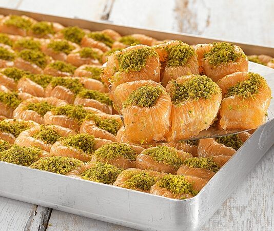 Türk mutfağının en estetik şerbetli tatlılarından biri olarak kabul edilen bülbül yuvası, adını görüntüsünün kuş yuvasını andırmasından alıyor. Tel tel açılan kadayıfın yuvarlak formda bir araya getirilmesiyle hazırlanan bu özel tatlı, hem görünümüyle hem de lezzetiyle sofraların en dikkat çeken tatlıları arasında bulunuyor. Osmanlı saray mutfağında da yer aldığı bilinen tatlı, günümüzde özellikle bayram ve özel davet sofralarında tercih edilen özel tatlılar listesinde ilk sıralarda yer alıyor. Konulu bir haber görseli.