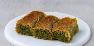 Türkiye’nin gastronomik mirasında özel bir yere sahip olan burma kadayıf, şerbetli tatlı çeşitleri arasında hem görünümü hem de lezzetiyle dikkat çekiyor. Yalnızca özel günlerde değil, artık günlük tüketim alışkanlıklarında bile sıkça tercih edilen bu tatlı, son yıllarda restoran ve pastane menülerinde yeniden popüler hale geldi. Anadolu’nun pek çok şehrinde farklı şekillerle hazırlanabilen burma kadayıf tatlısı, özellikle Gaziantep ve Şanlıurfa gibi bölgelerde ustalıkla yapılmasıyla biliniyor. Konulu bir haber görseli.