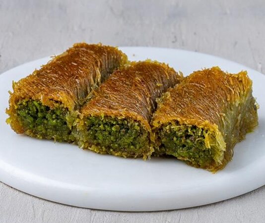 Türkiye’nin gastronomik mirasında özel bir yere sahip olan burma kadayıf, şerbetli tatlı çeşitleri arasında hem görünümü hem de lezzetiyle dikkat çekiyor. Yalnızca özel günlerde değil, artık günlük tüketim alışkanlıklarında bile sıkça tercih edilen bu tatlı, son yıllarda restoran ve pastane menülerinde yeniden popüler hale geldi. Anadolu’nun pek çok şehrinde farklı şekillerle hazırlanabilen burma kadayıf tatlısı, özellikle Gaziantep ve Şanlıurfa gibi bölgelerde ustalıkla yapılmasıyla biliniyor. Konulu bir haber görseli.