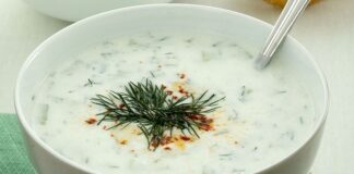 Cacık, Türk mutfağının en sevilen ve ferahlatıcı tariflerinden biri olarak öne çıkıyor. Özellikle yaz aylarında sofraları süsleyen bu yoğurt bazlı karışım, hem hafif hem de besleyici bir seçenek olarak dikkat çekiyor. Cacık hem öğle yemeklerinin yanında hem de akşam yemeklerinde meze olarak sunulabiliyor. Taze nane, salatalık ve sarımsak gibi malzemelerle hazırlanan cacık, sağlıklı ve lezzetli oluşuyla mutfakların vazgeçilmezi haline geliyor. Konulu bir haber görseli.