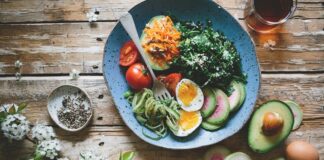 Candida Diyeti, son yıllarda sindirim sağlığı ve bağışıklık sistemiyle ilgilenen kişiler arasında giderek daha fazla konuşulan bir beslenme yaklaşımı haline gelmiştir. Özellikle modern yaşamda artan hazır gıda tüketimi, stres ve düzensiz beslenme alışkanlıkları, bu diyet modeline olan ilgiyi artırmaktadır. Candida Diyeti, vücutta doğal olarak bulunan Candida mayasının kontrol altına alınmasını hedefleyen bir beslenme anlayışı olarak tanımlanır. Konulu bir haber görseli.