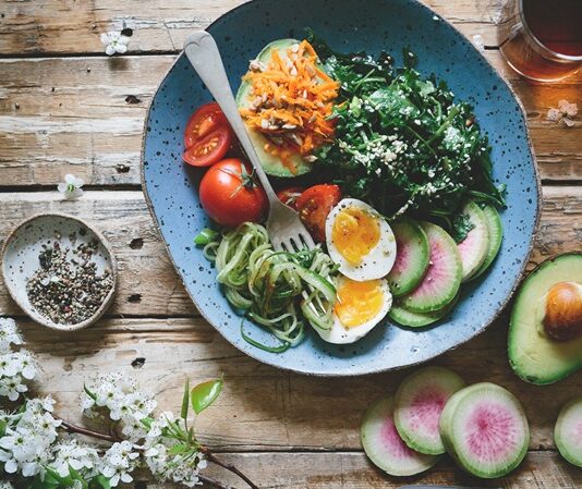 Candida Diyeti, son yıllarda sindirim sağlığı ve bağışıklık sistemiyle ilgilenen kişiler arasında giderek daha fazla konuşulan bir beslenme yaklaşımı haline gelmiştir. Özellikle modern yaşamda artan hazır gıda tüketimi, stres ve düzensiz beslenme alışkanlıkları, bu diyet modeline olan ilgiyi artırmaktadır. Candida Diyeti, vücutta doğal olarak bulunan Candida mayasının kontrol altına alınmasını hedefleyen bir beslenme anlayışı olarak tanımlanır. Konulu bir haber görseli.