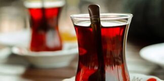 Çay, yüzyıllardır hem yemek kültürü hem de sosyal yaşamın önemli bir parçası olmuştur. İlk olarak Çin’de keşfedilen çay, zamanla Osmanlı topraklarından Avrupa’ya ve tüm dünyaya yayılmıştır. Çay, sadece bir içecek olarak değil, aynı zamanda kültürel bir ritüel ve toplumsal bir gelenek olarak da değer kazanmıştır. Çay kültürü, sohbetlerin, misafir ağırlamanın ve sosyal etkileşimlerin merkezinde yer almıştır. Konulu bir haber görseli.