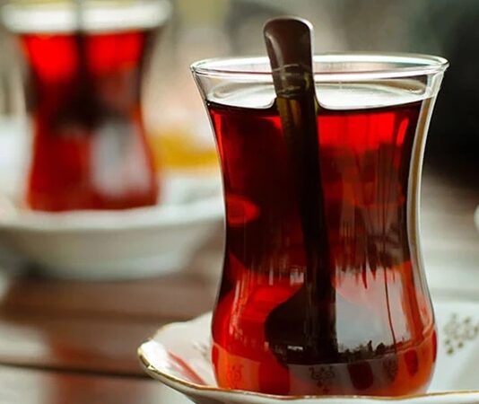 Çay, yüzyıllardır hem yemek kültürü hem de sosyal yaşamın önemli bir parçası olmuştur. İlk olarak Çin’de keşfedilen çay, zamanla Osmanlı topraklarından Avrupa’ya ve tüm dünyaya yayılmıştır. Çay, sadece bir içecek olarak değil, aynı zamanda kültürel bir ritüel ve toplumsal bir gelenek olarak da değer kazanmıştır. Çay kültürü, sohbetlerin, misafir ağırlamanın ve sosyal etkileşimlerin merkezinde yer almıştır. Konulu bir haber görseli.