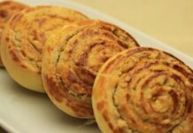 Türkiye’nin birçok bölgesinde uzun yıllardır hazırlanan Cevizli Çörek, son dönemde sosyal medyada yayılan yöresel tarif akımıyla birlikte yeniden gündeme geldi. Kahvaltı sofralarının vazgeçilmezi hâline gelen bu geleneksel hamur işi, özellikle ev yapımı lezzetlere olan ilginin artmasıyla daha fazla kişi tarafından keşfedilmeye başladı. Gerek dokusu gerekse cevizli iç harcının aromasıyla dikkat çeken Cevizli Çörek, son aylarda fırınlar, pastaneler ve ev mutfaklarında en çok tercih edilen ürünlerden biri oldu. Gastronomi yazarları ise bu yükselişi, “köklü tariflerin dönüşü” olarak değerlendiriyor. Konulu bir haber görseli.