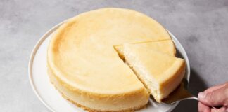 Cheeskake Tatlısı Son Yılların En Gözde Lezzeti Olarak Öne Çıkıyor Son yıllarda özellikle kafelerde ve ev yapımı tatlı tariflerinde adını sıkça duymaya başladığımız cheeskake, hem sunumuyla hem de hafif kremamsı yapısıyla büyük bir hayran kitlesi kazanıyor. Dünyanın birçok bölgesinde farklı şekillerde hazırlanan bu tatlı, Türkiye’de özellikle sosyal medyanın etkisiyle popüler hale geldi. Krem peynirle hazırlanan özel dolgusu ve bisküvi tabanıyla kendine özgü bir karakter oluşturan cheeskake tatlısı, meyveli soslarla birleştiğinde çok daha dikkat çekici hale geliyor. Konulu bir haber görseli.