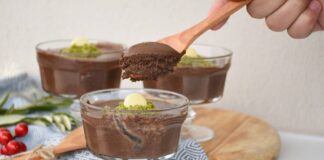 Son dönemde tatlı tercihleri arasında belirgin bir yükseliş gösteren çikolatalı mousse, hem hafif yapısı hem de yoğun kakao aromasıyla geniş bir kitleyi kendine çekiyor. Tatlı severlerin özellikle kış aylarında daha yoğun aromalara yönelmesi, bu tatlının tekrar öne çıkmasını sağlıyor. Pastanelerde ve restoranlarda satış oranları giderek artarken, sosyal medya kullanıcıları da görünümü oldukça şık olan çikolatalı mousse paylaşımlarına her geçen gün daha fazla ilgi gösteriyor. Bu ilgi, tatlının hem profesyonel mutfaklarda hem de ev tariflerinde daha fazla yer bulmasına katkı sağlıyor. Konulu bir haber görseli.