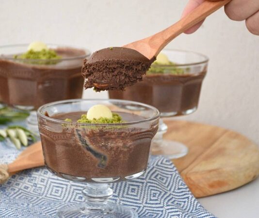 Son dönemde tatlı tercihleri arasında belirgin bir yükseliş gösteren çikolatalı mousse, hem hafif yapısı hem de yoğun kakao aromasıyla geniş bir kitleyi kendine çekiyor. Tatlı severlerin özellikle kış aylarında daha yoğun aromalara yönelmesi, bu tatlının tekrar öne çıkmasını sağlıyor. Pastanelerde ve restoranlarda satış oranları giderek artarken, sosyal medya kullanıcıları da görünümü oldukça şık olan çikolatalı mousse paylaşımlarına her geçen gün daha fazla ilgi gösteriyor. Bu ilgi, tatlının hem profesyonel mutfaklarda hem de ev tariflerinde daha fazla yer bulmasına katkı sağlıyor. Konulu bir haber görseli.