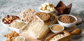Çölyak hastalığı, gluten içeren gıdaların bağışıklık sistemi tarafından zararlı olarak algılanmasına yol açan otoimmün bir rahatsızlıktır. Bu nedenle çölyak diyeti, gluten içeren buğday, arpa ve çavdar gibi tahılların diyetten çıkarılmasını gerektirir. Diyet, hem hastalığın semptomlarını azaltmak hem de beslenme açısından dengeli bir yaşam sürdürmek için kritik öneme sahiptir. Günümüzde insanlar, sadece sağlık açısından değil, aynı zamanda yaşam kalitesini artırmak için de bilinçli bir şekilde glutensiz beslenmeye yöneliyor. Konulu bir haber görseli.