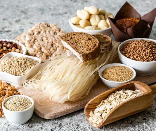 Çölyak hastalığı, gluten içeren gıdaların bağışıklık sistemi tarafından zararlı olarak algılanmasına yol açan otoimmün bir rahatsızlıktır. Bu nedenle çölyak diyeti, gluten içeren buğday, arpa ve çavdar gibi tahılların diyetten çıkarılmasını gerektirir. Diyet, hem hastalığın semptomlarını azaltmak hem de beslenme açısından dengeli bir yaşam sürdürmek için kritik öneme sahiptir. Günümüzde insanlar, sadece sağlık açısından değil, aynı zamanda yaşam kalitesini artırmak için de bilinçli bir şekilde glutensiz beslenmeye yöneliyor. Konulu bir haber görseli.