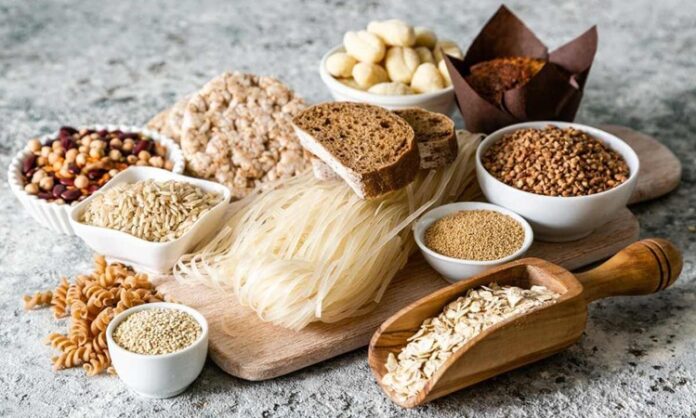 Çölyak hastalığı, gluten içeren gıdaların bağışıklık sistemi tarafından zararlı olarak algılanmasına yol açan otoimmün bir rahatsızlıktır. Bu nedenle çölyak diyeti, gluten içeren buğday, arpa ve çavdar gibi tahılların diyetten çıkarılmasını gerektirir. Diyet, hem hastalığın semptomlarını azaltmak hem de beslenme açısından dengeli bir yaşam sürdürmek için kritik öneme sahiptir. Günümüzde insanlar, sadece sağlık açısından değil, aynı zamanda yaşam kalitesini artırmak için de bilinçli bir şekilde glutensiz beslenmeye yöneliyor. Konulu bir haber görseli.