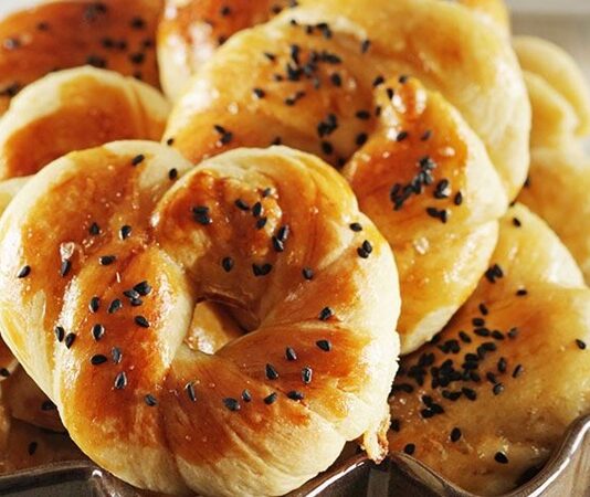 Anadolu mutfak kültürünün köklü tatlılarından biri olan çörek tatlısı, son dönemde hem evlerde hem de pastane vitrinlerinde yeniden dikkat çekmeye başladı. Geleneksel hamur tatlılarının modern gastronomiye uyarlanmasıyla daha estetik sunumlar elde edilirken, çörek tatlısı hem pratik hazırlanışı hem de lezzetli yapısıyla sosyal medyada da sıkça paylaşılan tatlılar arasında yer alıyor. Özellikle son yıllarda yöresel tatlılara olan ilginin yükselmesiyle birlikte çörek tatlısı aramalarında belirgin bir artış olduğu da görülüyor. Konulu bir haber görseli.