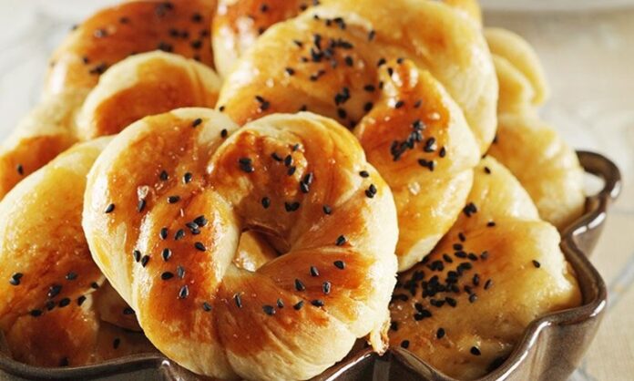 Anadolu mutfak kültürünün köklü tatlılarından biri olan çörek tatlısı, son dönemde hem evlerde hem de pastane vitrinlerinde yeniden dikkat çekmeye başladı. Geleneksel hamur tatlılarının modern gastronomiye uyarlanmasıyla daha estetik sunumlar elde edilirken, çörek tatlısı hem pratik hazırlanışı hem de lezzetli yapısıyla sosyal medyada da sıkça paylaşılan tatlılar arasında yer alıyor. Özellikle son yıllarda yöresel tatlılara olan ilginin yükselmesiyle birlikte çörek tatlısı aramalarında belirgin bir artış olduğu da görülüyor. Konulu bir haber görseli.