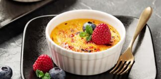 Fransız mutfağının en özel tatlılarından biri olan creme brulee, son yıllarda dünya genelinde yeniden popülerlik kazanmaya başladı. Özellikle gurme restoranlarda ve butik kafelerde sıklıkla karşılaşılan bu tatlı, ince ve kırılgan karamel tabakasıyla hem ağızda bıraktığı yanık şeker aroması hem de altındaki kremsi doku sayesinde tatlı severlerin vazgeçilmezleri arasında yer alıyor. Geleneksel reçetesiyle uzun yıllardır bilinen bu tatlı, modern sunum teknikleri sayesinde giderek daha geniş bir kitleye ulaşıyor. Konulu bir haber görseli.