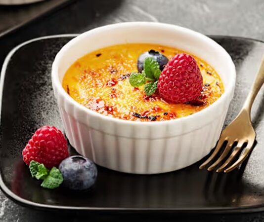 Fransız mutfağının en özel tatlılarından biri olan creme brulee, son yıllarda dünya genelinde yeniden popülerlik kazanmaya başladı. Özellikle gurme restoranlarda ve butik kafelerde sıklıkla karşılaşılan bu tatlı, ince ve kırılgan karamel tabakasıyla hem ağızda bıraktığı yanık şeker aroması hem de altındaki kremsi doku sayesinde tatlı severlerin vazgeçilmezleri arasında yer alıyor. Geleneksel reçetesiyle uzun yıllardır bilinen bu tatlı, modern sunum teknikleri sayesinde giderek daha geniş bir kitleye ulaşıyor. Konulu bir haber görseli.