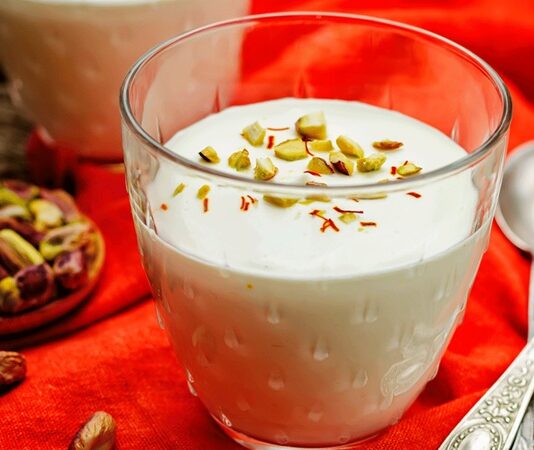 Türk mutfağında sütlü tatlıların ayrı bir yere sahip olduğu bilinir. Fakat bazı tatlılar vardır ki aromasıyla fark yaratır. İşte damla sakızlı muhallebi tam da bu özel tatlardan biri olarak yıllardır sofralarda kendine yer buluyor. Geleneksel tariflerin yeniden değer kazandığı son dönemlerde damla sakızı ile hazırlanan bu muhallebi, hafif dokusu ve benzersiz kokusuyla tatlı severlerin ilgisini yeniden çekmeyi başarıyor. Özellikle yaz aylarında serinletici yapısıyla tercih edilen bu tatlı, aynı zamanda Akdeniz mutfağının da güçlü temsilcileri arasında bulunuyor. Konulu bir haber görseli.