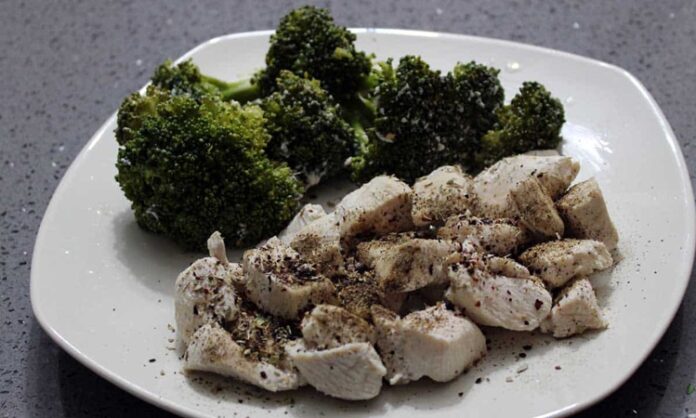 Dayanıklılık sporu diyeti, uzun süreli fiziksel efor gerektiren spor dallarıyla ilgilenen bireyler için özel olarak ele alınan bir beslenme anlayışını ifade eder. Koşu, bisiklet, yüzme, triatlon ve uzun süreli takım sporları gibi branşlarda performansın sürdürülebilir olması, yalnızca antrenman yoğunluğuna değil aynı zamanda doğru beslenmeye de bağlıdır. Dayanıklılık sporu diyeti, sporcunun enerji seviyesini korumayı, toparlanmayı hızlandırmayı ve uzun vadede vücut dengesini sağlamayı amaçlar. Konulu bir haber görseli.