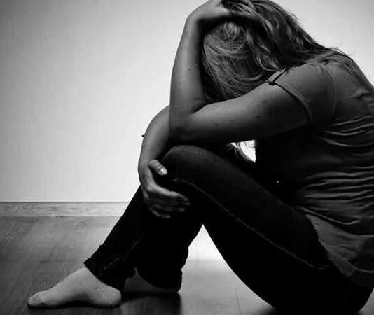 Depresyon, günümüzde birçok insanın yaşam kalitesini etkileyen önemli bir ruhsal durum olarak öne çıkıyor. Günlük hayatta yaşanan stres, sosyal baskılar ve düzensiz yaşam alışkanlıkları, ruhsal dengeyi olumsuz yönde etkileyebiliyor. Bu noktada beslenme düzeni, yalnızca fiziksel sağlığı değil, zihinsel ve duygusal durumu da yakından ilgilendiriyor. depresyon diyeti, ruh sağlığını desteklemeyi amaçlayan, dengeli ve sürdürülebilir bir beslenme anlayışı olarak dikkat çekiyor. Konulu bir haber görseli.