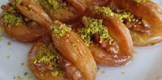 Dilber Dudağı Tatlısı Geleneksel Lezzet Yeniden Popülerleşiyor Türk mutfağının en özel şerbetli tatlılarından biri olan dilber dudağı, yüzyıllardır Anadolu sofralarında öne çıkan geleneksel tatlardan biri. Özellikle bayram ve özel günlerde hazırlanan bu etkileyici hamur tatlısı, adıyla ve şekliyle merak uyandırırken tadıyla da tatlı severleri cezbetmeye devam ediyor. Son dönemlerde geleneksel tariflere olan ilginin artmasıyla birlikte dilber dudağı tatlısı evlerde yeniden yapılmaya başlandı. Ayrıca restoran menülerinde ve butik pastanelerde de sıkça karşımıza çıkan tatlı, modern sunumlarla da beğeni topluyor. Konulu bir haber görseli.